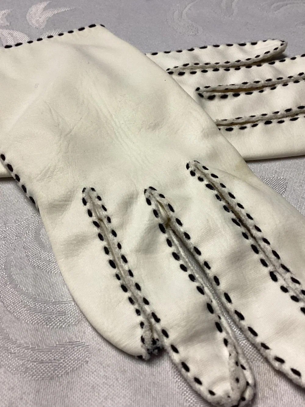 VAN RAALTE. VINTAGE LADIES GLOVES. BLK / WHITE STITCH. RARE 💃💃💃